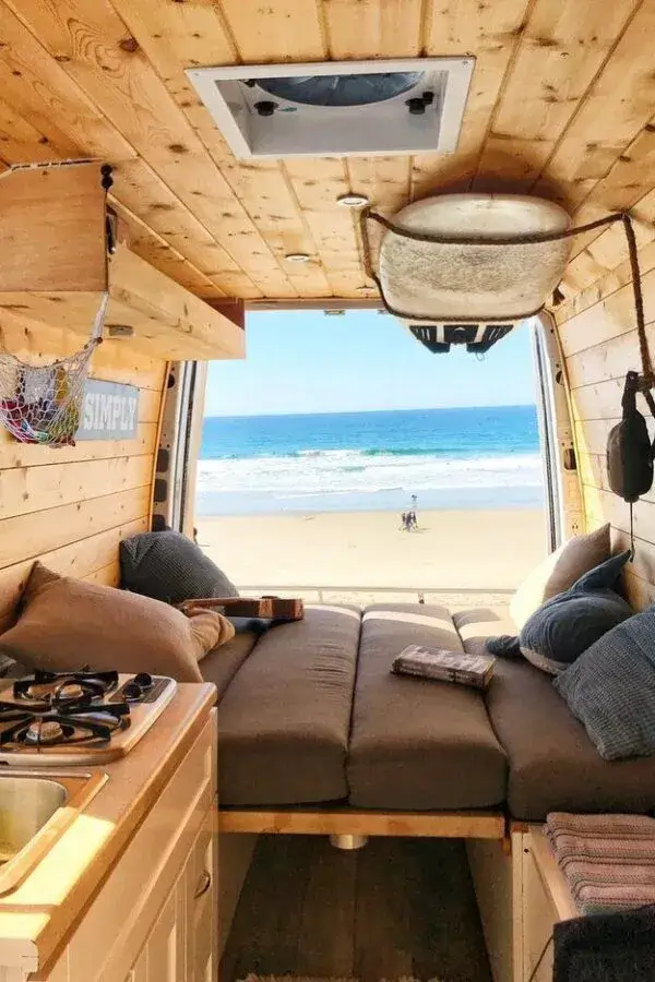 Autocaravana decorada estilo surfer