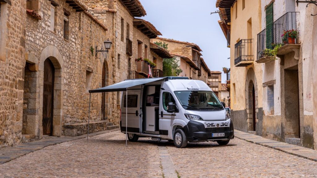 modelos benivan ideales para viajar en camper b100ps exterior - Cómo preparar tu camper para un viaje de invierno: consejos imprescindibles <strong>Benivan B100 PS</strong>