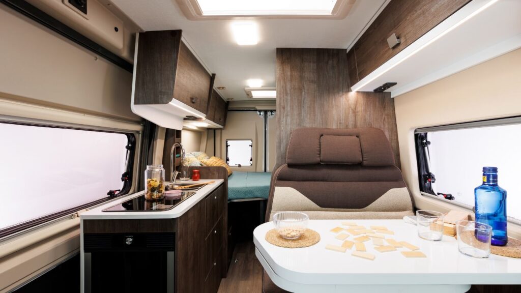 modelos benivan ideales para viajar en camper b100ps interior - Cómo preparar tu camper para un viaje de invierno: consejos imprescindibles <strong>Benivan B100 PS</strong>